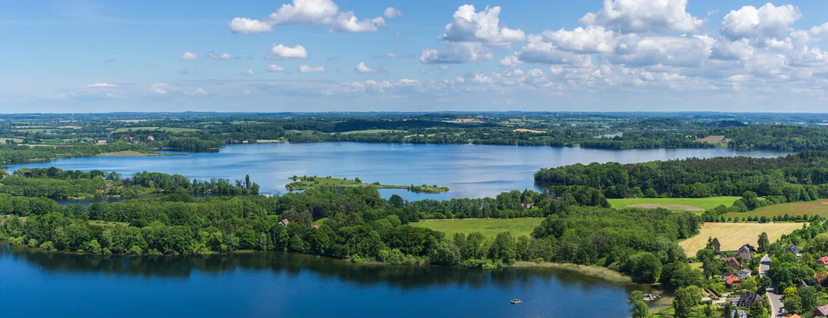 Luftaufnahme einer Seenlandschaft mit Wäldern und Feldern